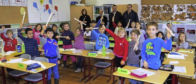 Musiklehrerin Ellen Fahrner, Wolfgang ...ndschule ber die  neuen Instrumente.   | Foto: PRIVAT