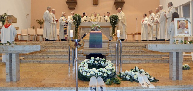 13 Priester am Altar und ein volles Go...rer Klaus Frey (auf dem Foto rechts).   | Foto: B. Fackler