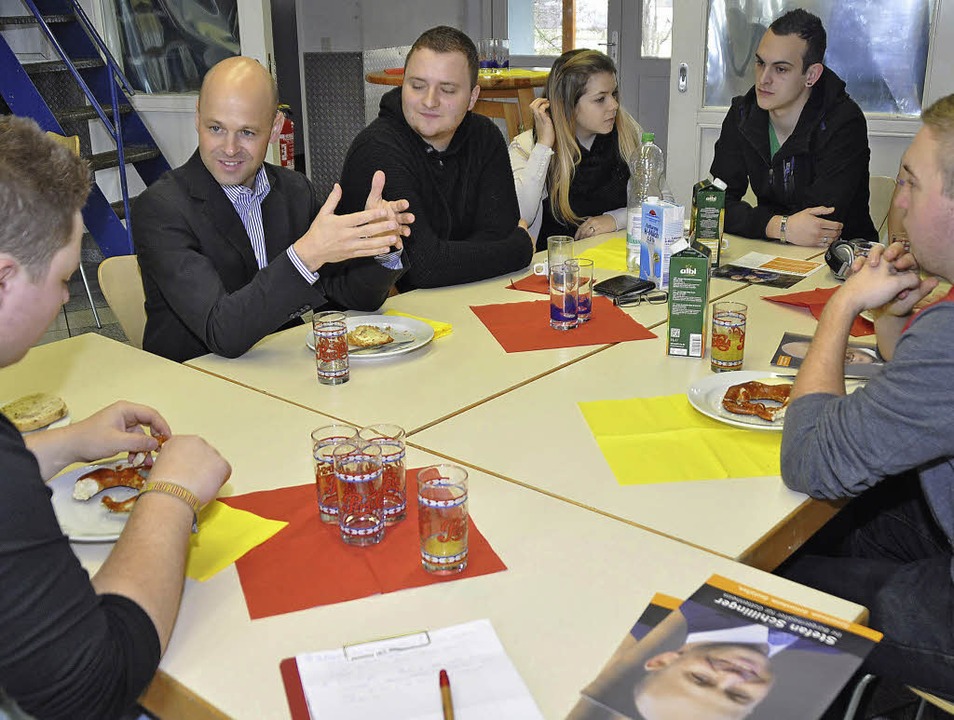 Stefan Schillinger (Zweiter von links)...gendlichen im Jugendclub am Hebewerk.   | Foto: julius steckmeister