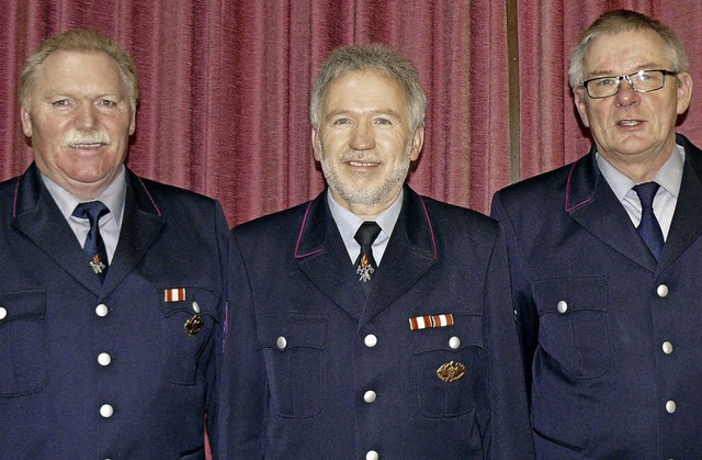 Dieter Fechtig (rechts) erhielt das Fe... Brotz (links) zum Hauptlschmeister.   | Foto: Ute Aschendorf