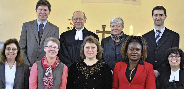 Die alten und neuen Kirchengemeindert...ffer, Elizabeth Kanitz und Roland Born  | Foto: Ralph Fautz