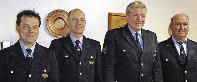 Der wiedergewhlte stellvertretende Ko... links) zu 40 Jahren Feuerwehrdienst.   | Foto: Mck