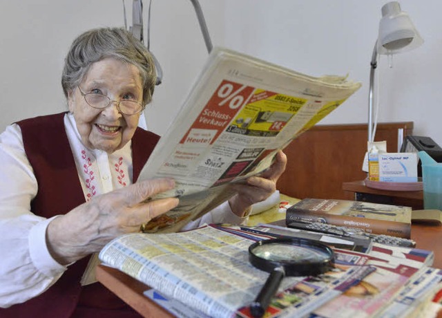 Maria Tischer liest gern, bekommt die ...post samt Zeitung aber erst am Montag.  | Foto: Michael Bamberger