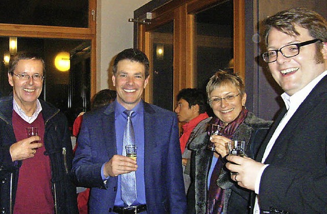 Anstoen zur Begrung (von rechts): d...er Marco Muchenberger,  Roland Bhler   | Foto: Johanna Hgg