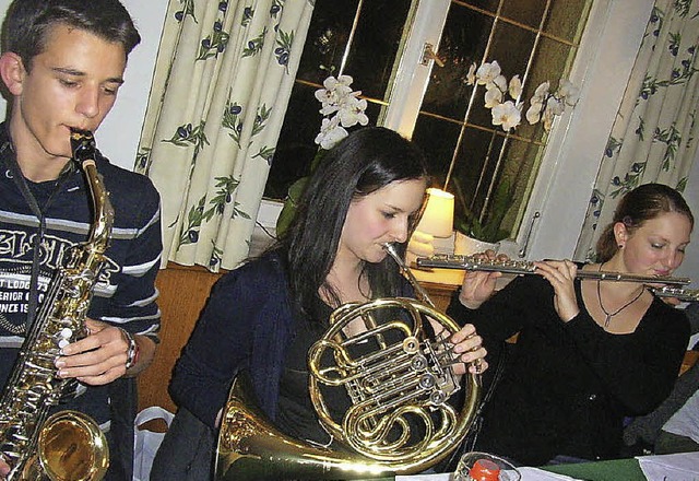 Inzlingens Musiknachwuchs spielte ein Stndchen fr die Geehrten des Vereins.   | Foto: Johanna Hgg
