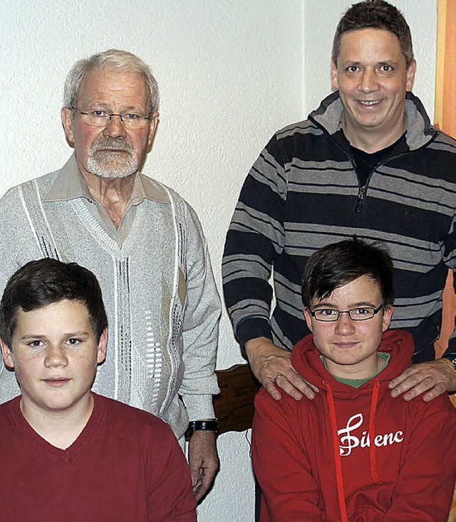 13-jhrig haben Mario Kirschnick und J...rt  Andreas Saller sind stolz auf sie.  | Foto: Reinhard Herbrig