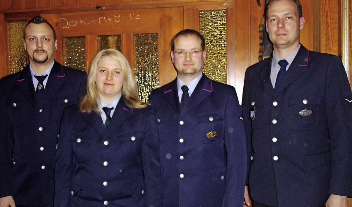 Abteilungskommandant Andreas Stoll (zw...hler ist dort die erste Feuerwehrfrau.  | Foto: Selz