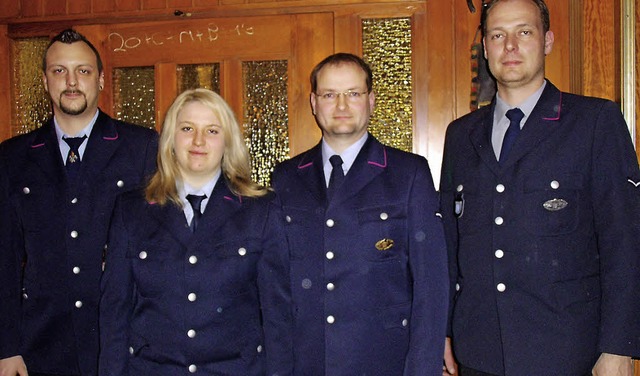 Abteilungskommandant Andreas Stoll (zw...hler ist dort die erste Feuerwehrfrau.  | Foto: Selz