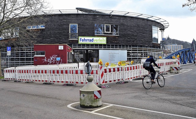 Achtung Baustelle: An der Ecke Wentzin...iwili-Brcke ist die Radfahrbahn eng.   | Foto: thomas kunz