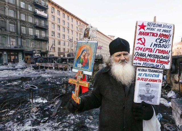 Ein Priester demonstriert in Kiew gege... Regierung und die russische Politik.   | Foto: DPA