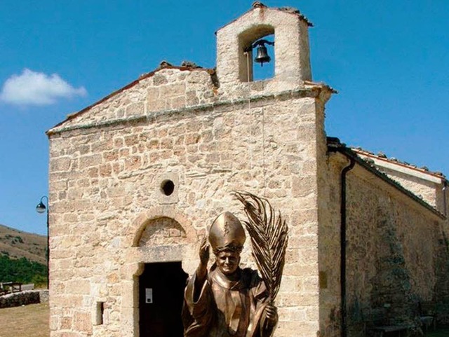 Aus der Kirche von San Pietro della Ie...de eine ppstliche Reliquie gestohlen.  | Foto: AFP