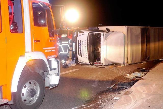 Lkw strzt nach Unfall um – Feuerwehr befreit eingeklemmten Fahrer