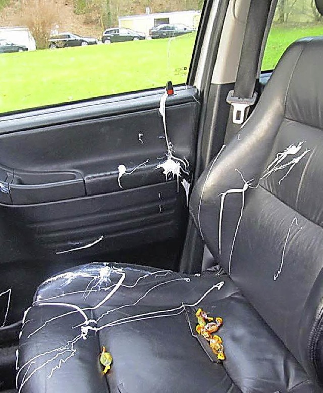 Diese Sauerei im Auto fand ein Autobesitzer  vor.  | Foto: Polizei
