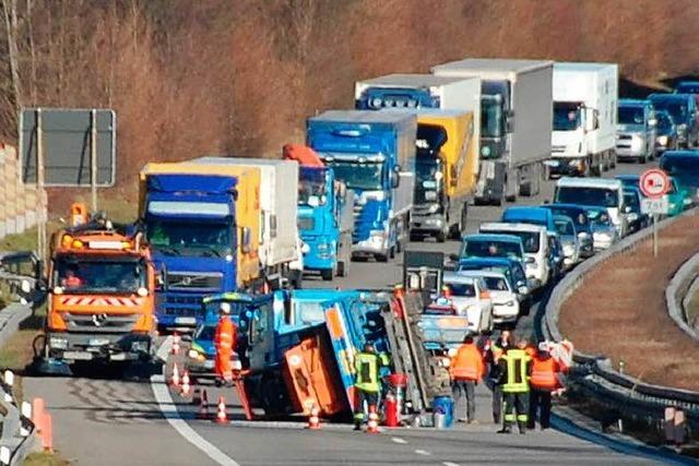 Lkw-Anhnger schleudert und kippt auf der A98