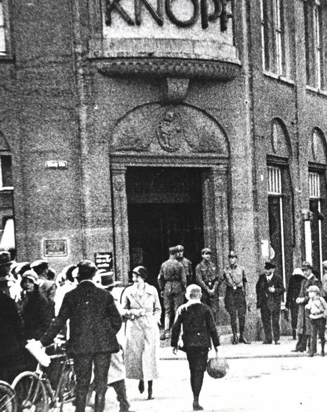 Das Kaufhaus Knopf in Lrrach, heute S...ierten sich SA-Leute vor dem Eingang.   | Foto: Dreilndermuseum