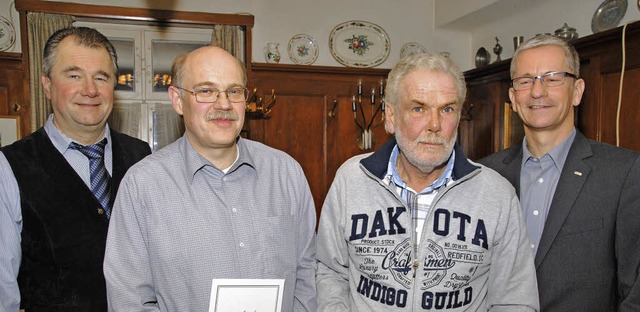 Vorsitzender Thomas Voglgsang (links) ...5 Jahre) und Herbert Pru (40 Jahre).   | Foto: Sedlak