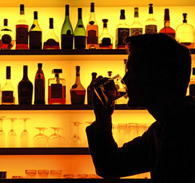 Zu starkem Alkoholkonsum soll es gar nicht erst kommen.   | Foto: dpa