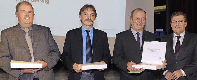 Fr 20 Jahre kommunalpolitisches Engag...eister Joachim Schuster ausgezeichnet.  | Foto: Volker Mnch