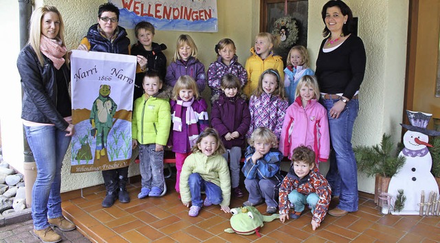 Sabrina Khn und Manuela Albert (von l...ts) eine neue Narrenfahne als Spende.   | Foto: Annette Friedrich