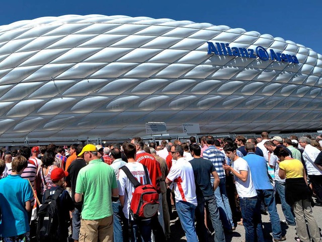 Die Bundesliga boomt und meldet wieder...schauer vor der Mnchner Allianz Arena  | Foto: dpa