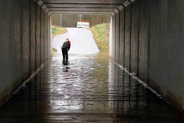 Unterfhrung steht bei Regen unter Wasser