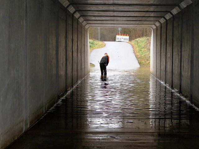 Kniehoch steht derzeit die Unterfhrun...strae 5349 in Ringsheim unter Wasser.  | Foto: Adelbert Mutz