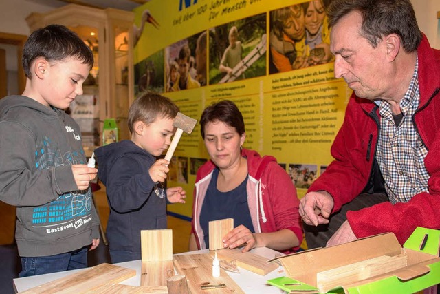 Das  Familienprogramm im NABU-Zentrum ...enbau  mit Holzhammer, Dbel und Leim.  | Foto: Chris Seifried