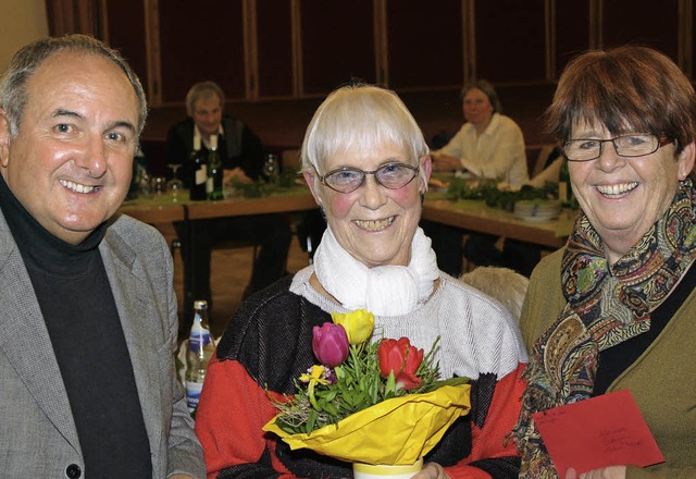 Hannelore Moser singt seit 65 Jahren i...gitte Walzer gratulieren zum Jubilum.  | Foto: Schnabl