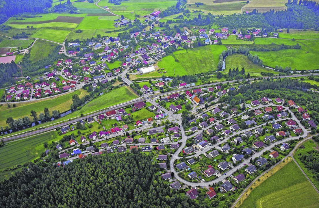 Der Blick auf Grüningen zeigt, dass di...chicksal droht auch größeren Dörfern.   | Foto: Plessing