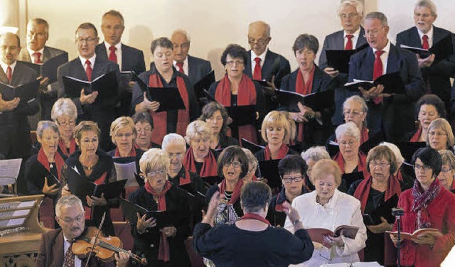 Der Kirchenchor bei einem Auftritt in der Kirche.  | Foto: Cornelia Liebwein