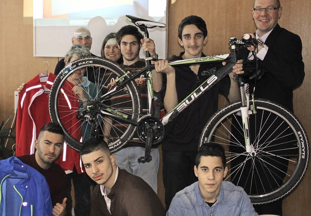 Ulf Bleckmann (rechts), Schatzmeister ...rojekts &#8222;Bike&amp;School&#8220;   | Foto: privat