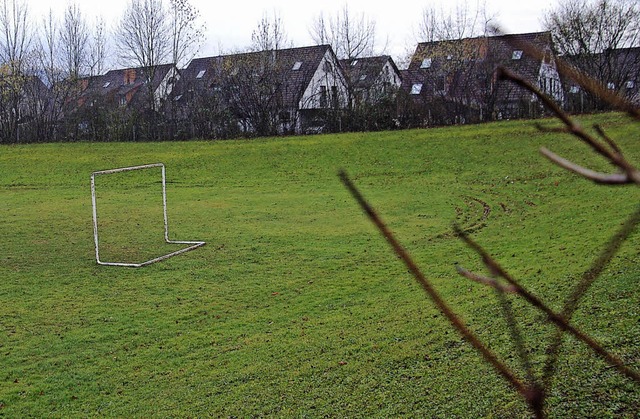 Vielleicht entsteht auf dem Bolzplatz ...treffpunkt mit einem Vollsortimenter.   | Foto: Frank Kiefer