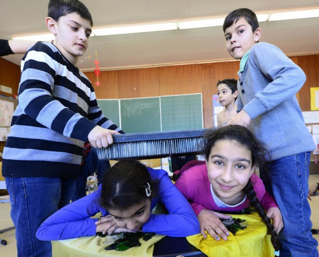 An der Albert-Schweitzer-Grundschule p...211; zum Beispiel mit dem Nagelbrett.   | Foto: Ingo Schneider