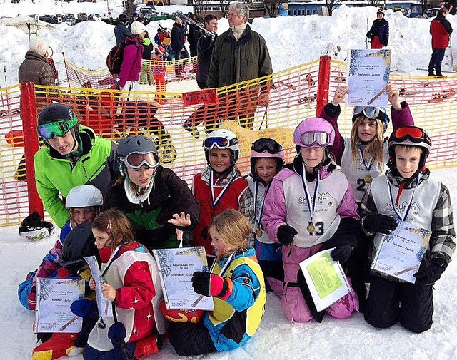 Die Gruppe von Skilehrerin Nadja Albie...lfer Torben Grether mit ihren Urkunden  | Foto: privat