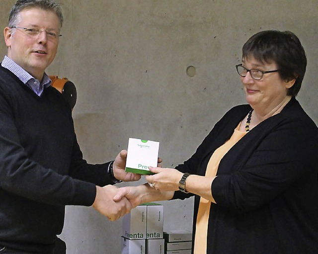 Schulleiterin Monika Burgmaier (rechts...ie gespendeten Sicherheitskomponenten.  | Foto: Bild honorarfrei