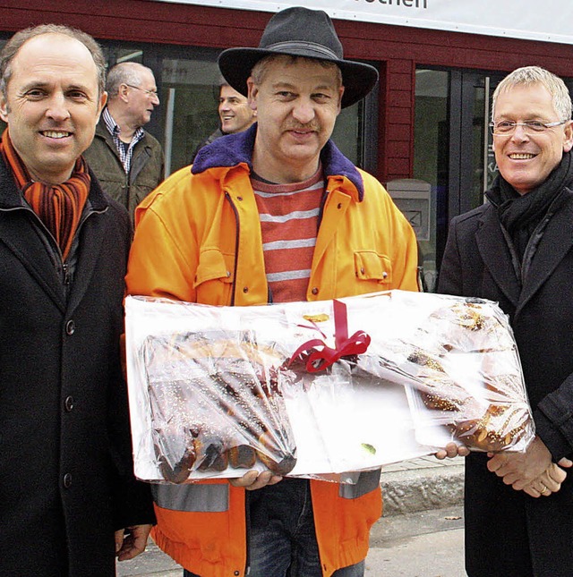 Einen aus Laugenteig gebackenen Schls... (Mitte) und Landrat Tilman Bollacher.  | Foto: Jrn Kerckhoff