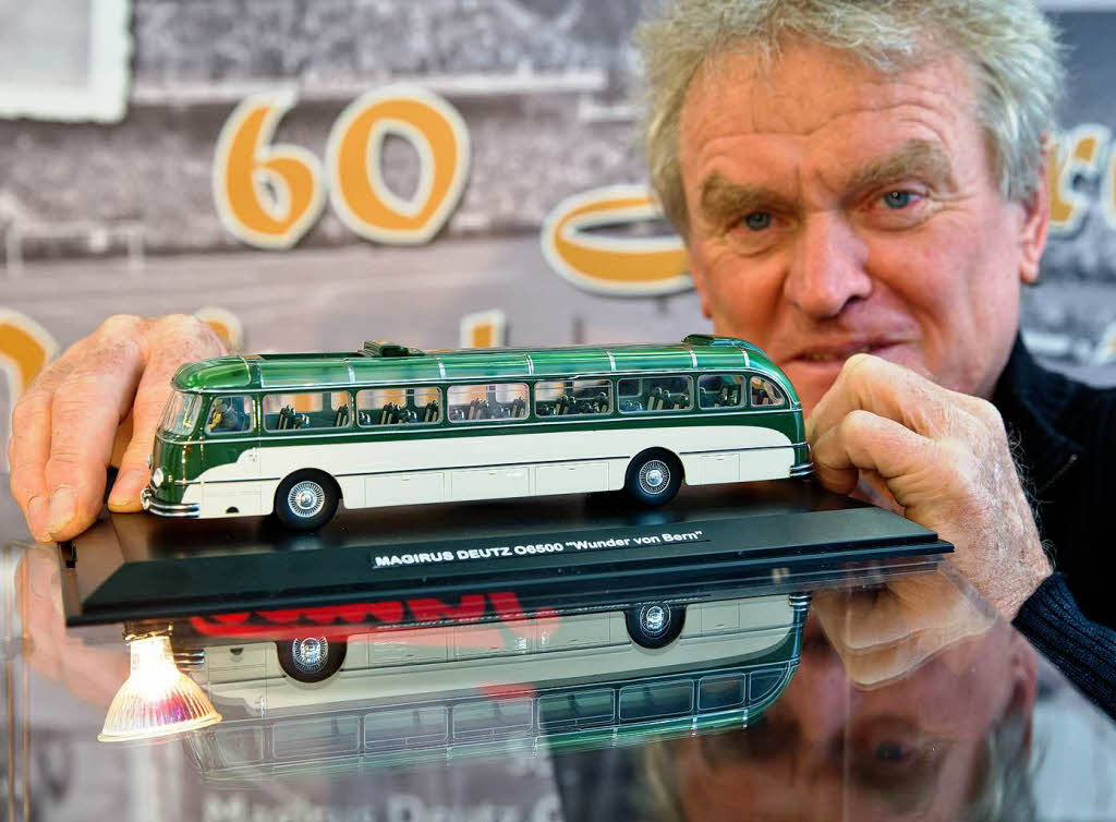 Sepp Maier mit einem Reisebus-Modell von Schuco