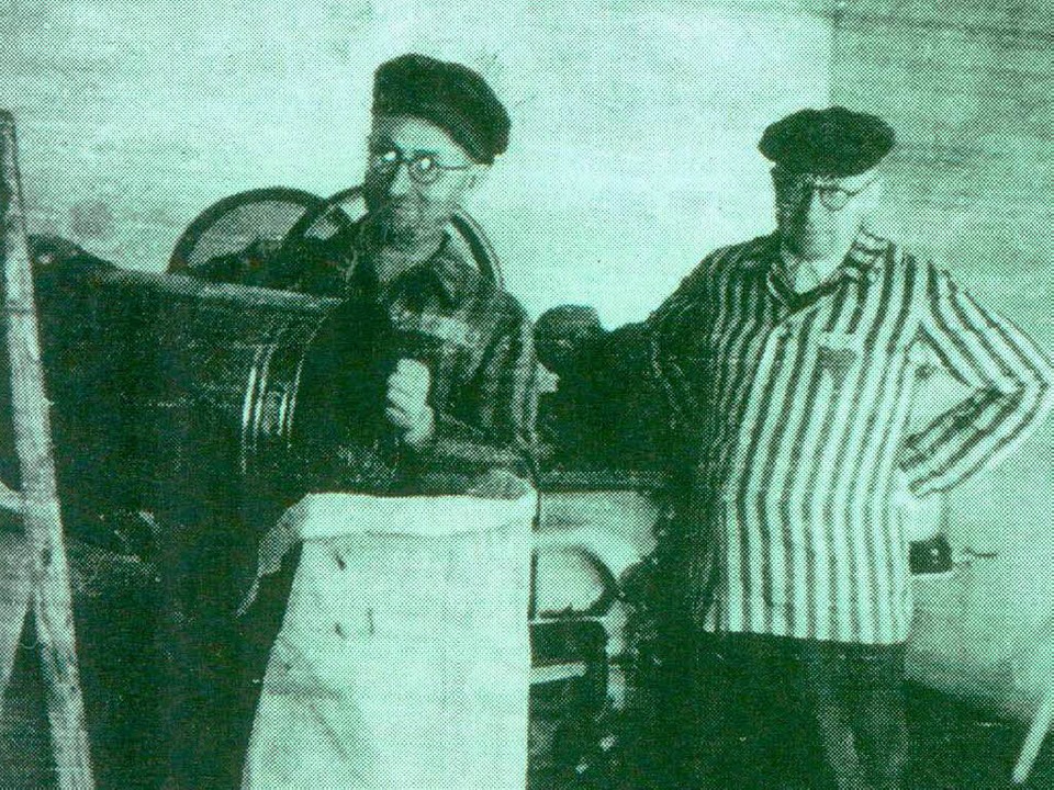 Pfarrer Anton Maria Fränznick (links) .... Hier ist er vor 70 Jahren gestorben.  | Foto: privat