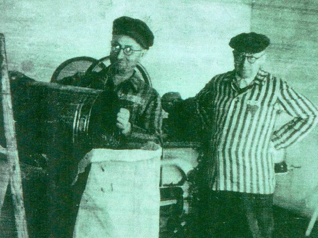 Pfarrer Anton Maria Frnznick (links) .... Hier ist er vor 70 Jahren gestorben.  | Foto: privat