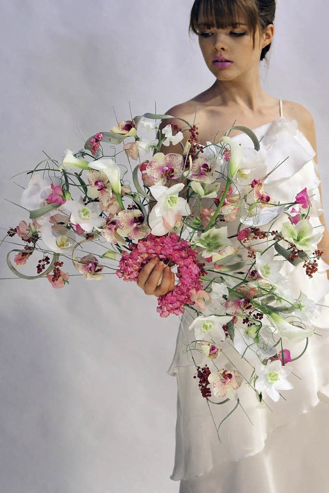 Ein Fcher ziert die Braut: dazu werde...einem Drahtgestell Blumen aufgefdelt   | Foto: www.fusion-flowers.de