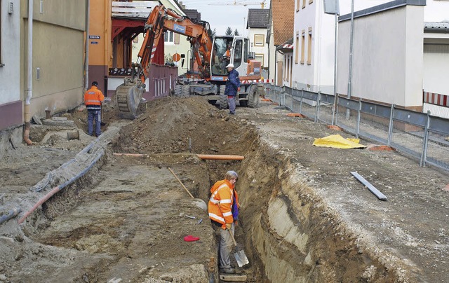 Sanierungsarbeiten in der Leopoldstrae in Riegel: Auch die Archologen graben.   | Foto: Michael Haberer