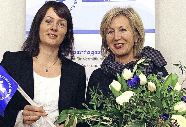 Wechsel: Inge Pfuhl (rechts) gibt die ...es Schopfheim an Anna Homberg weiter.   | Foto: Monika Weber