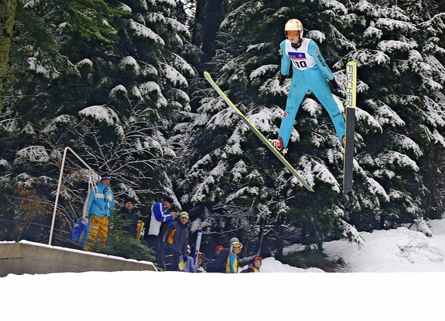 Die Skizunft Breitnau bekommt 1320 Eur...gt Fabian Zhringer ber die Schanze.   | Foto: Helmut Junkel