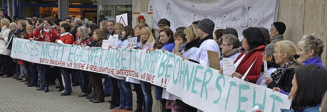 Mit dem Rcken an der (Bahnhofs-)Wand: Pflege-Flashmob in Bad Krozingen  | Foto: A. Huber