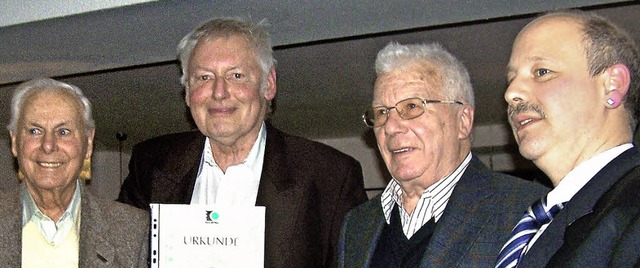 Fr langjhrige Mitgliedschaft konnten... rechts: Vorsitzender Elmar Dichtel.    | Foto: privat