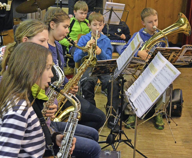 Die Blser knnen jetzt schon Melodien spielen.   | Foto: Sebastian Barthmes