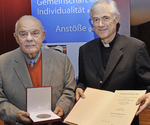 Kurt Lehr (links) erhielt von Weihbisc...l die Konradsplakette des Erzbistums.   | Foto: Privat