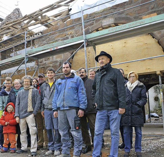 Familie Kaltenbach (links vorne) mit den Handwerkern und Planern  | Foto: Ulrich Senf