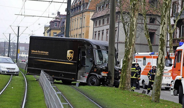 Der Fahrer des Pakettransporters wurde schwer verletzt.  | Foto: Meinrad Schn, Thomas Kunz