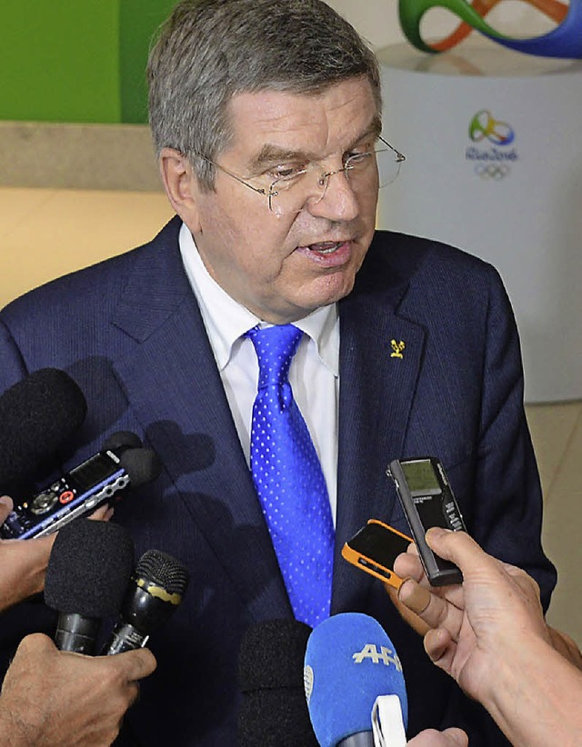 Wer darf in Sotschi was sagen? IOC-Pr...t Thomas Bach whrend eines Interviews  | Foto: afp